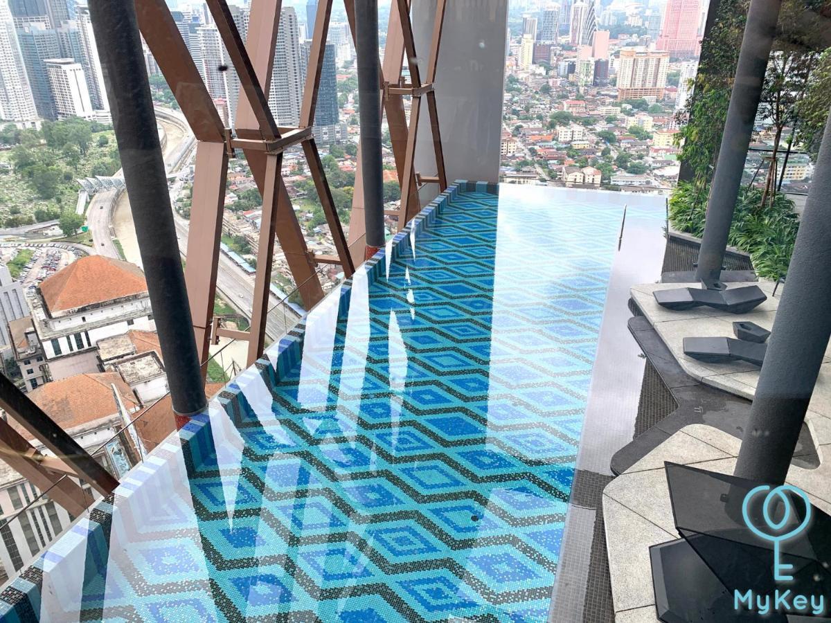 Scarletz Suites By Mykey กัวลาลัมเปอร์ ภายนอก รูปภาพ Infinity pool at the 39th floor