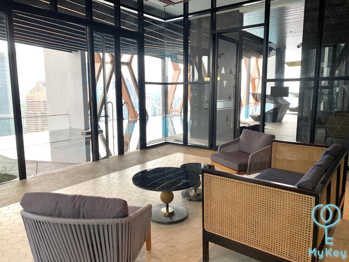Scarletz Suites By Mykey กัวลาลัมเปอร์ ภายนอก รูปภาพ The interior of the library