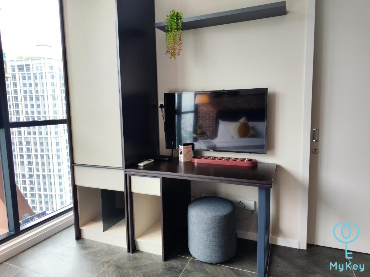Scarletz Suites By Mykey กัวลาลัมเปอร์ ภายนอก รูปภาพ A television set in a hotel room