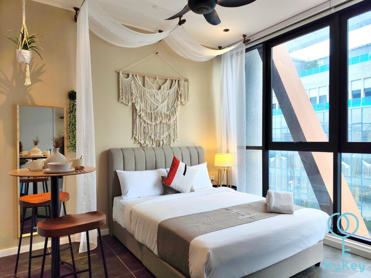 Scarletz Suites By Mykey กัวลาลัมเปอร์ ภายนอก รูปภาพ A bedroom in a serviced apartment in Kuala Lumpur, Malaysia