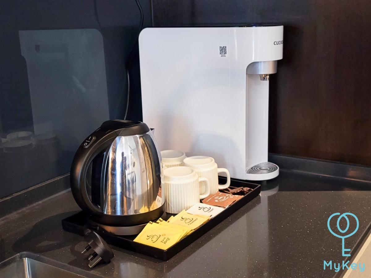 Scarletz Suites By Mykey กัวลาลัมเปอร์ ภายนอก รูปภาพ A water dispenser