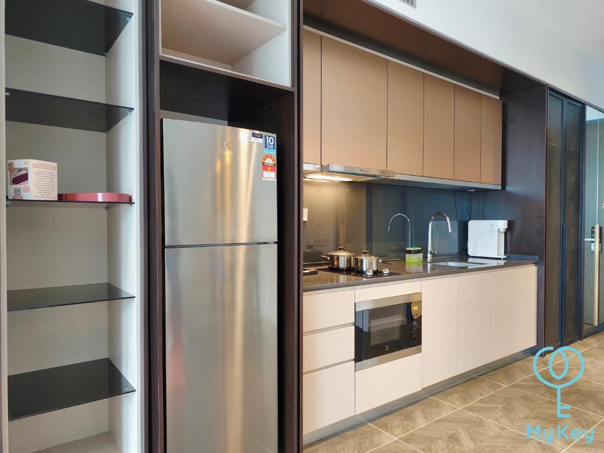 Scarletz Suites By Mykey กัวลาลัมเปอร์ ภายนอก รูปภาพ A typical kitchen in a serviced apartment