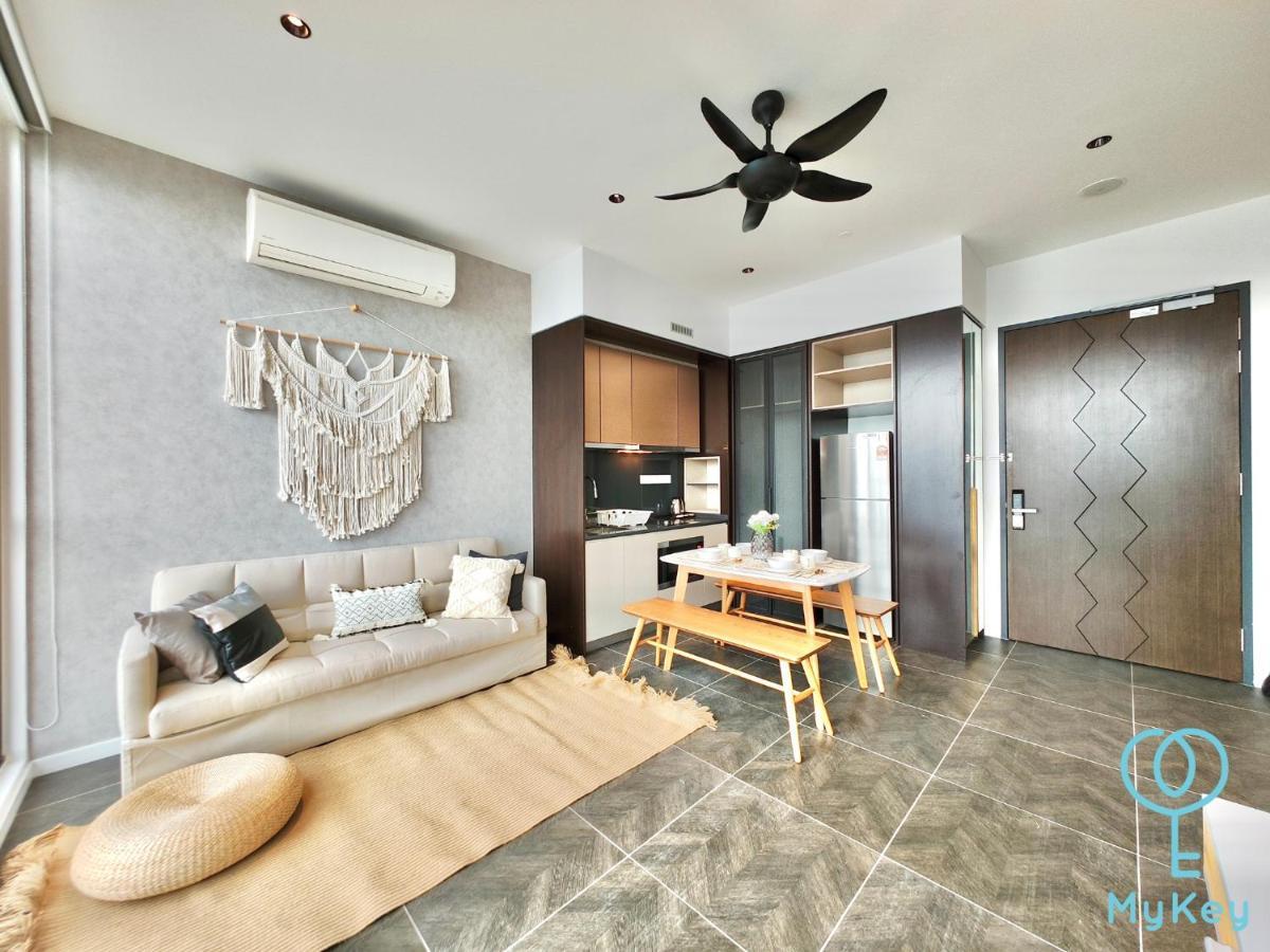 Scarletz Suites By Mykey กัวลาลัมเปอร์ ภายนอก รูปภาพ A 2-bedroom condominium in Malaysia