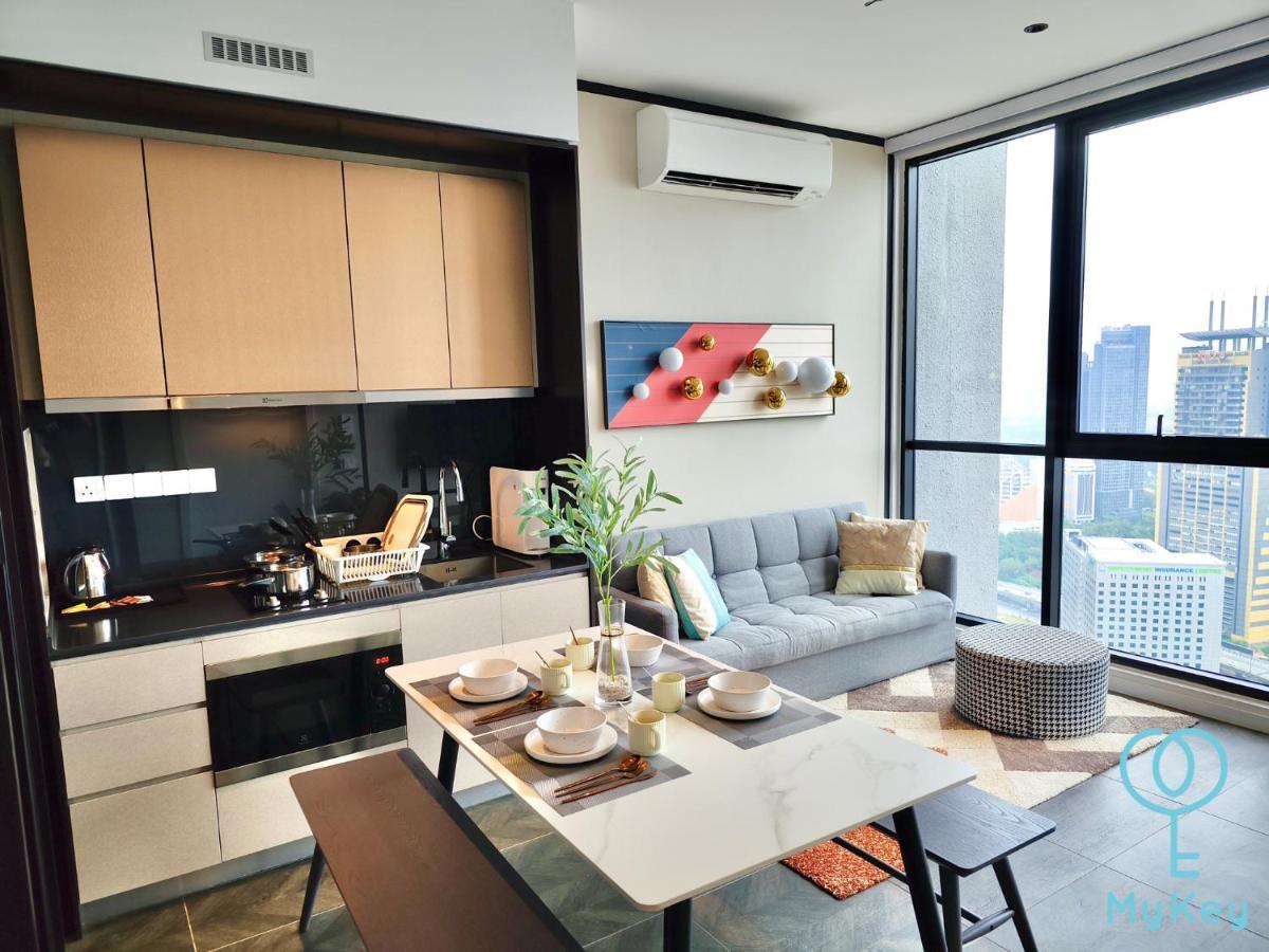 Scarletz Suites By Mykey กัวลาลัมเปอร์ ภายนอก รูปภาพ A typical apartment in the complex