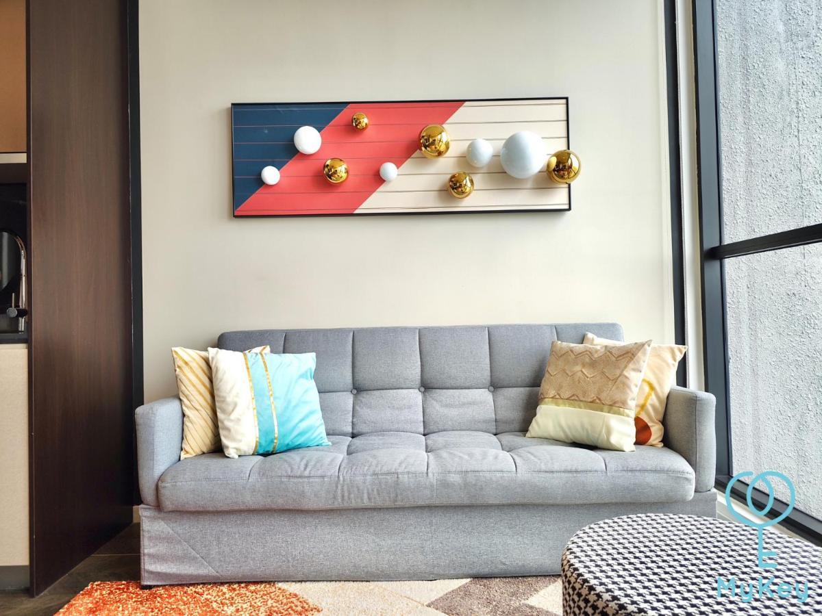 Scarletz Suites By Mykey กัวลาลัมเปอร์ ภายนอก รูปภาพ A sofa bed