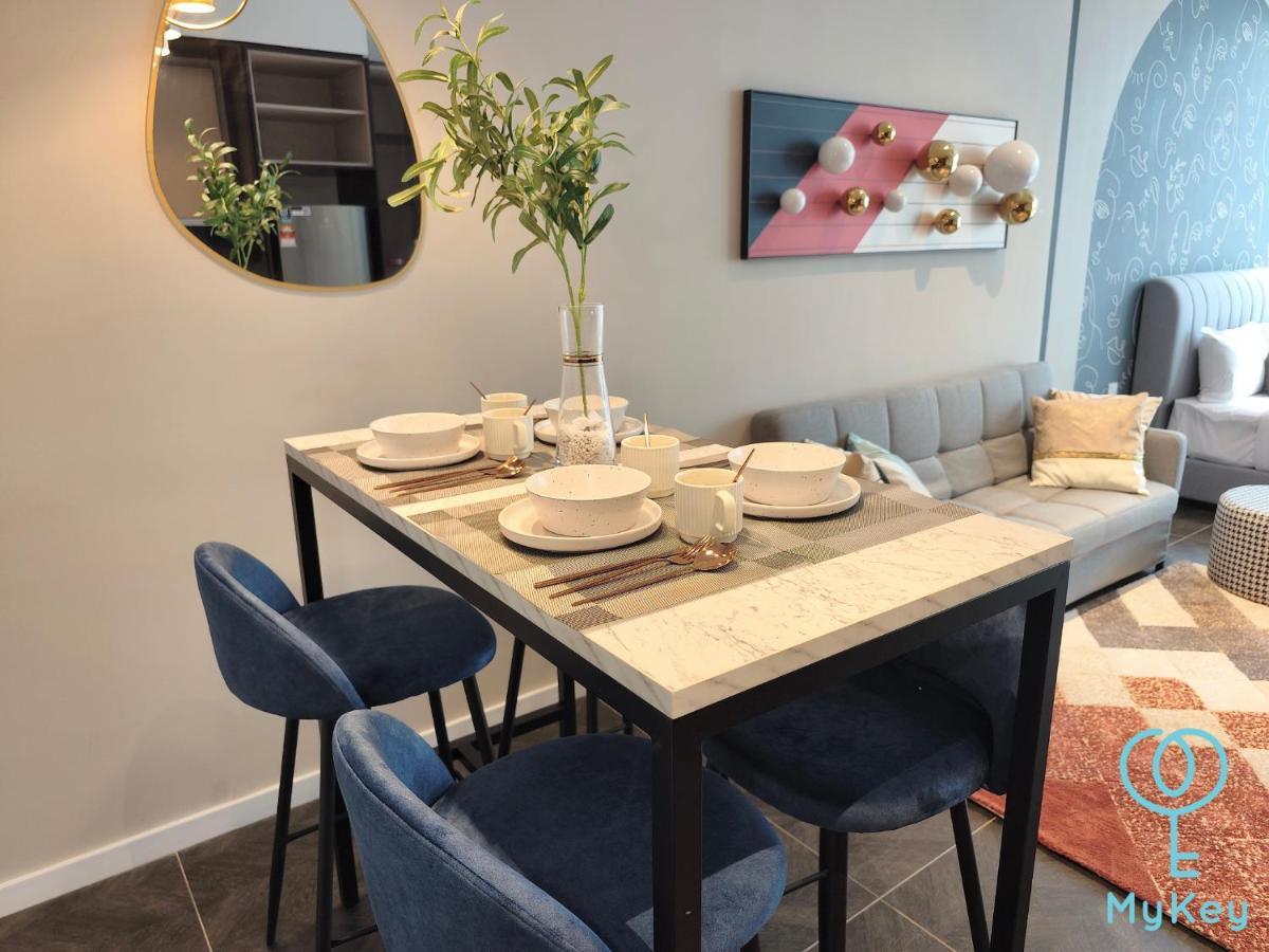 Scarletz Suites By Mykey กัวลาลัมเปอร์ ภายนอก รูปภาพ A dining room in a serviced apartment in Warsaw, Poland