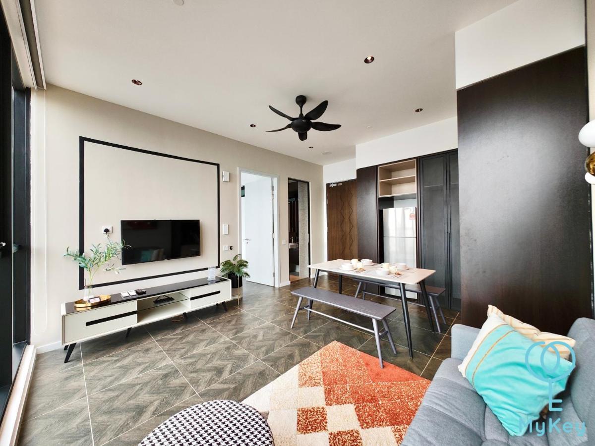 Scarletz Suites By Mykey กัวลาลัมเปอร์ ภายนอก รูปภาพ A living room in a condominium