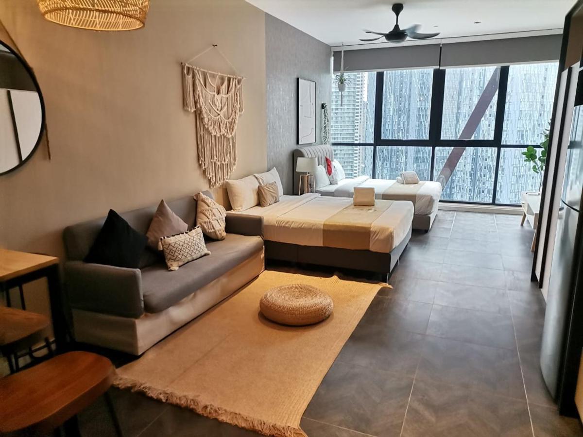 Scarletz Suites By Mykey กัวลาลัมเปอร์ ภายนอก รูปภาพ A studio apartment in Singapore